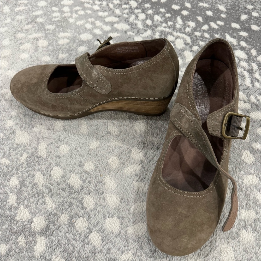 Dansko tan Mary James size 40